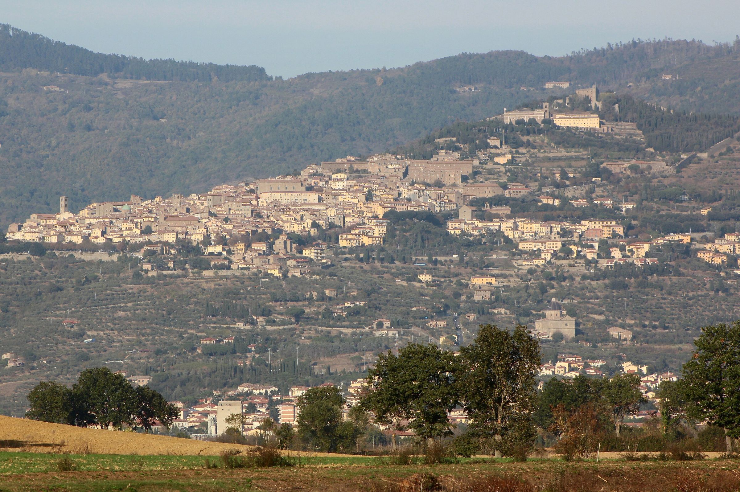 Cortona, adagiata sul fianco della collina