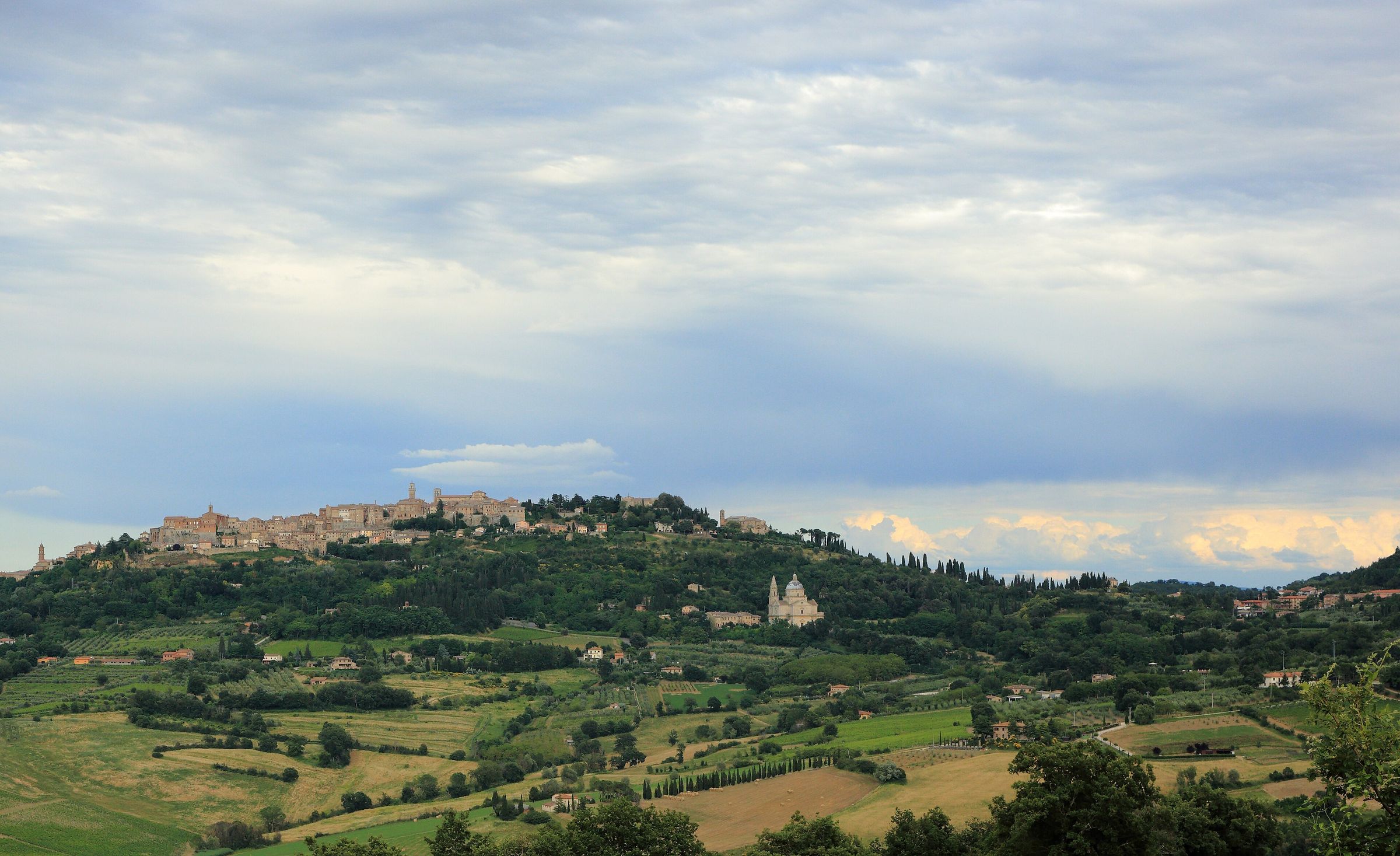 Montepulciano sul suo colle, con il tempio di San Biagio