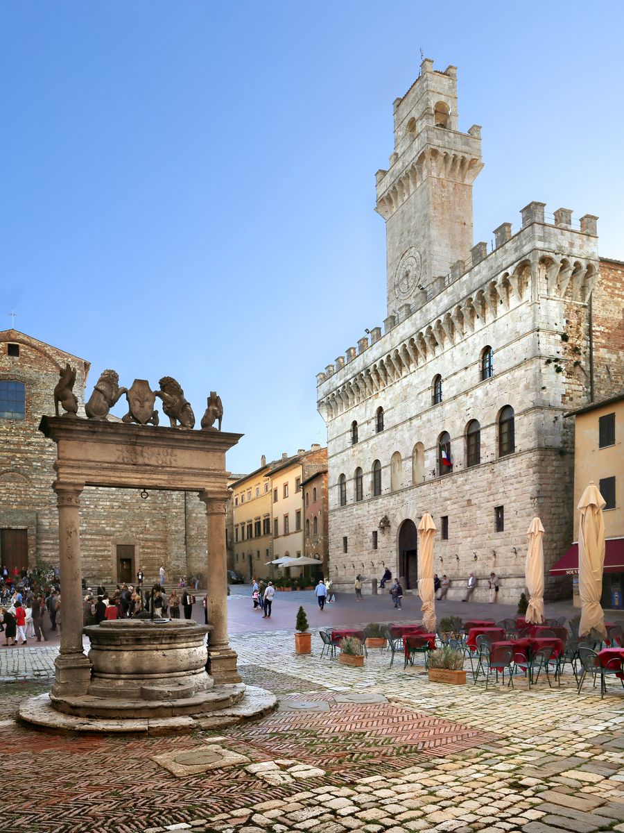 Piazza Grande a Montepulciano, con il pozzo dei Grifi e dei Leoni