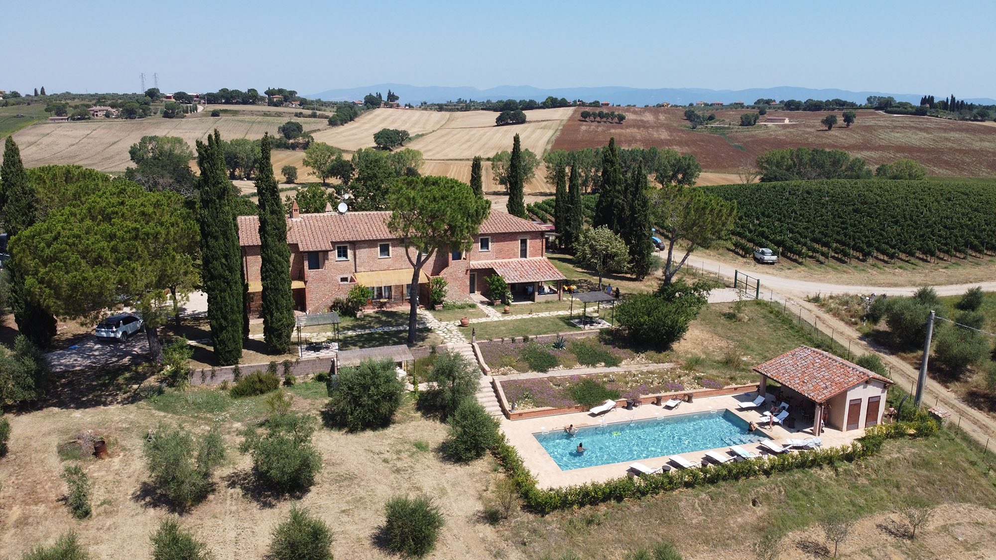 Il Poggio dall'alto: il casale, la piscina e la campagna intorno