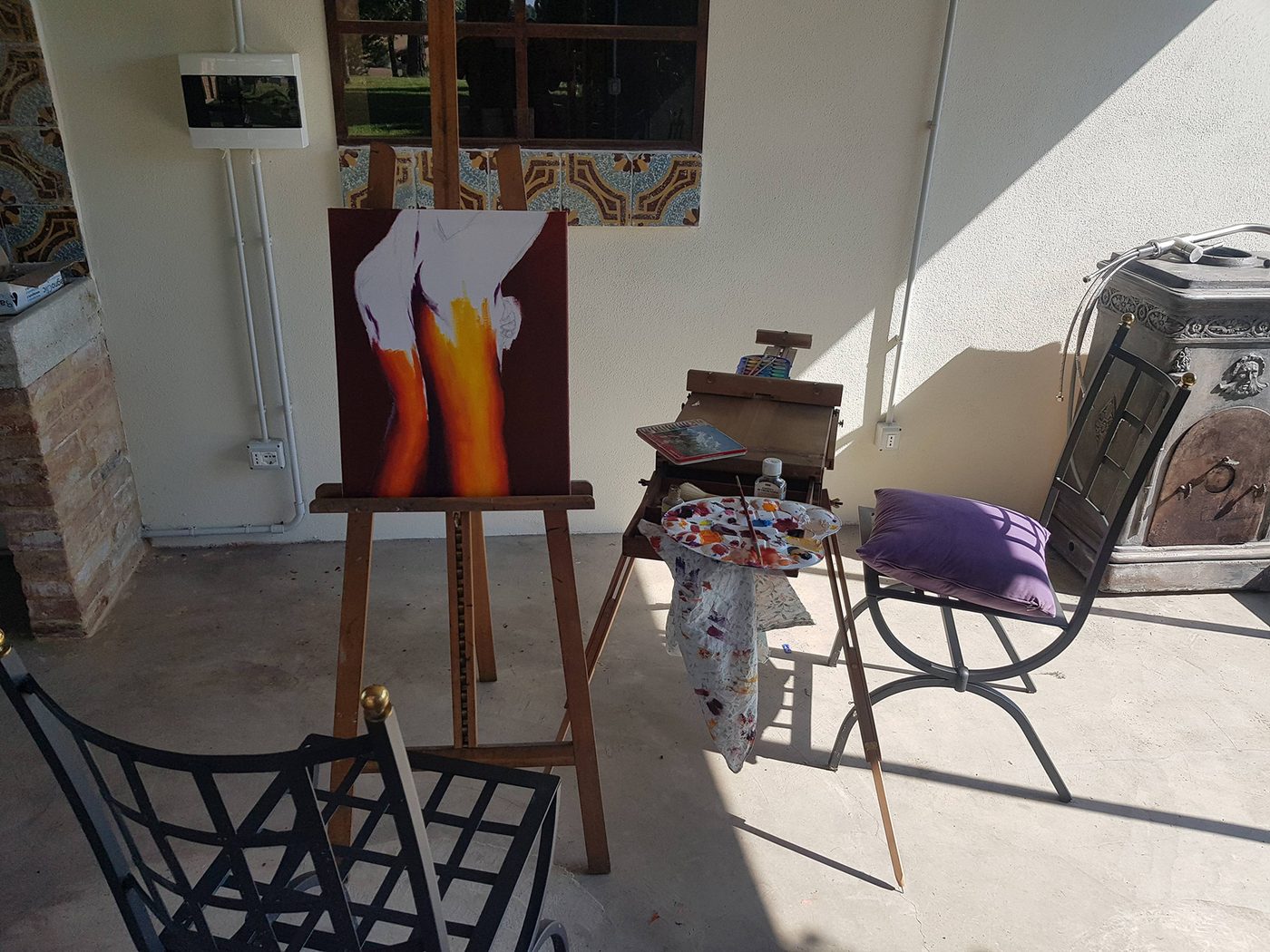 Un cavalletto con una tela dentro la limonaia-atelier