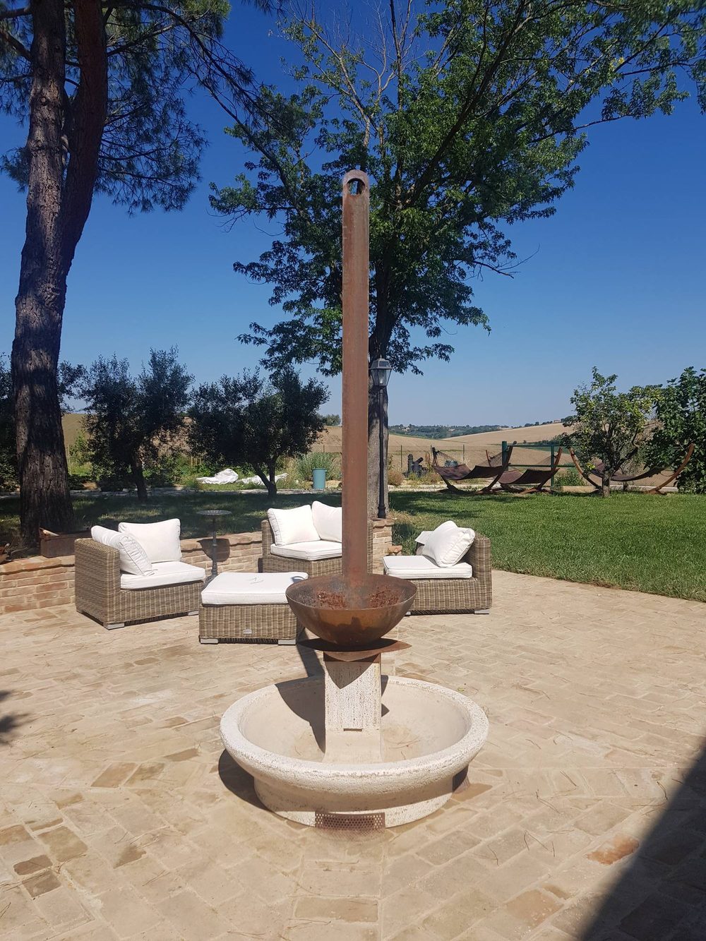 La fontana-mestolo in marmo e acciaio corten