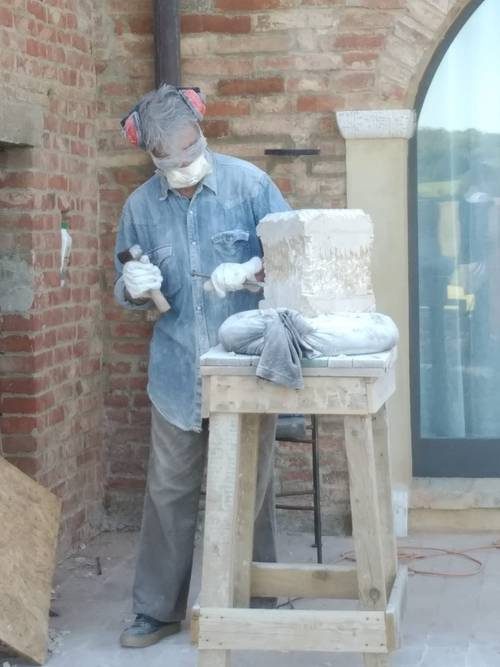 Francesco Pessina mentre scolpisce una pietra al Poggio