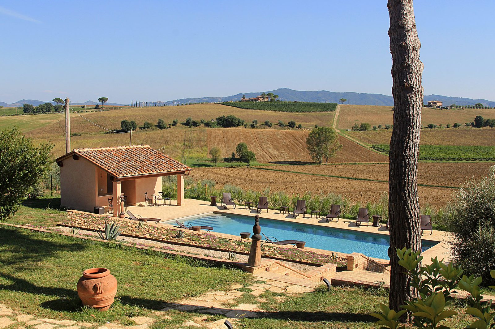 La piscina e il suo annesso con il bar, affacciati sulla campagna
